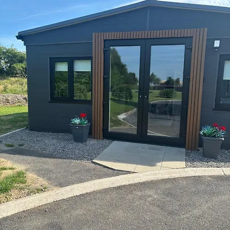 Modern 2 Bed Luxury Private Gated Estate *