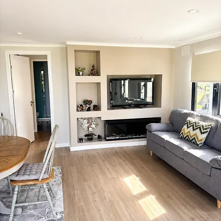 Modern 2 Bed Luxury Private Gated Estate Ashbourne